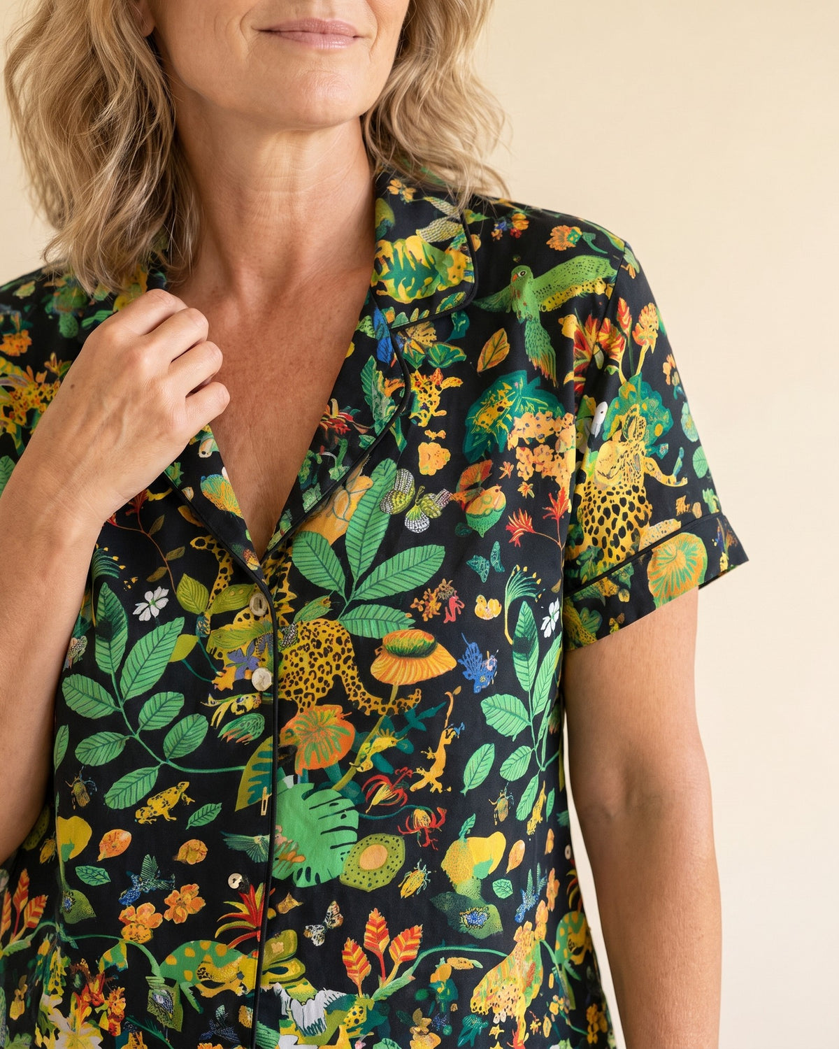 Jungle Leopard women’s 100% viscose short pyjamas, close-up detail