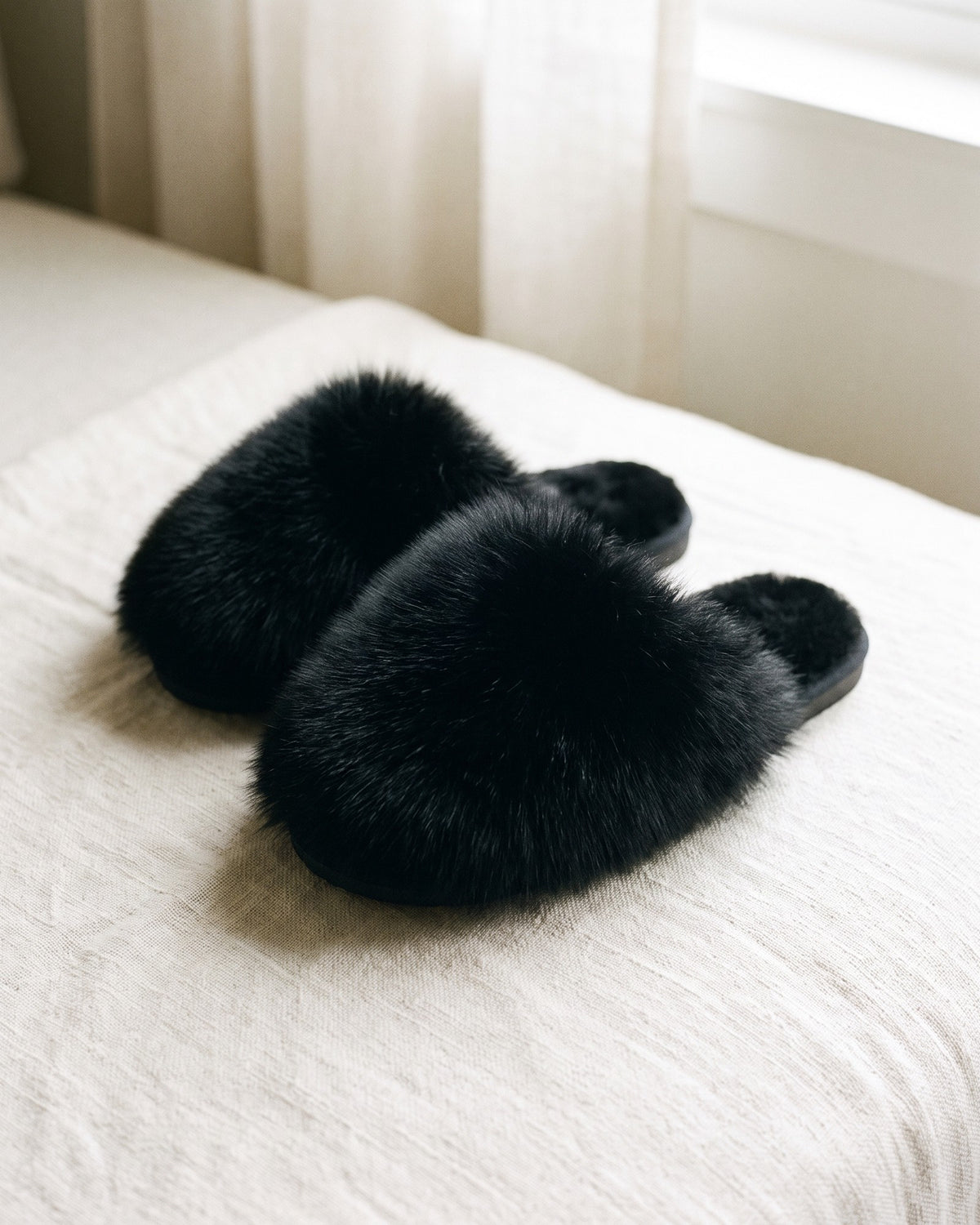 Closed-toe faux fur pom pom slippers in black